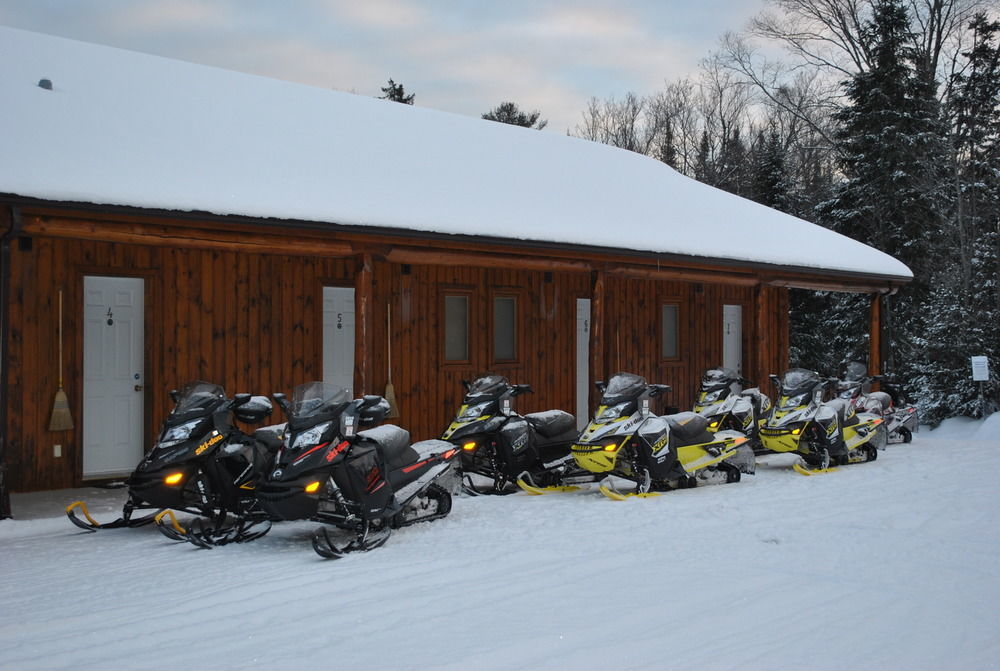 Motel Ours Bleu Lac-Saguay Exterior foto